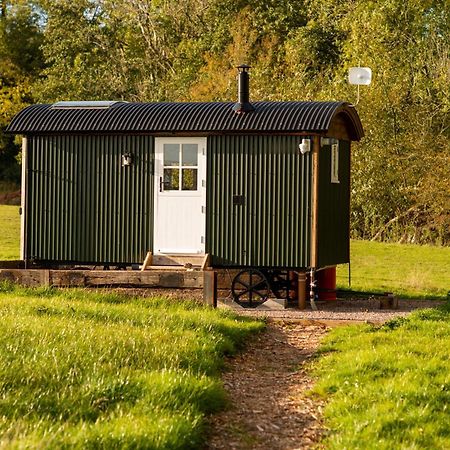Harrys Hideout - Shepherd'S Huts At Harrys Cottages Pen-y-Clawdd Chambre photo