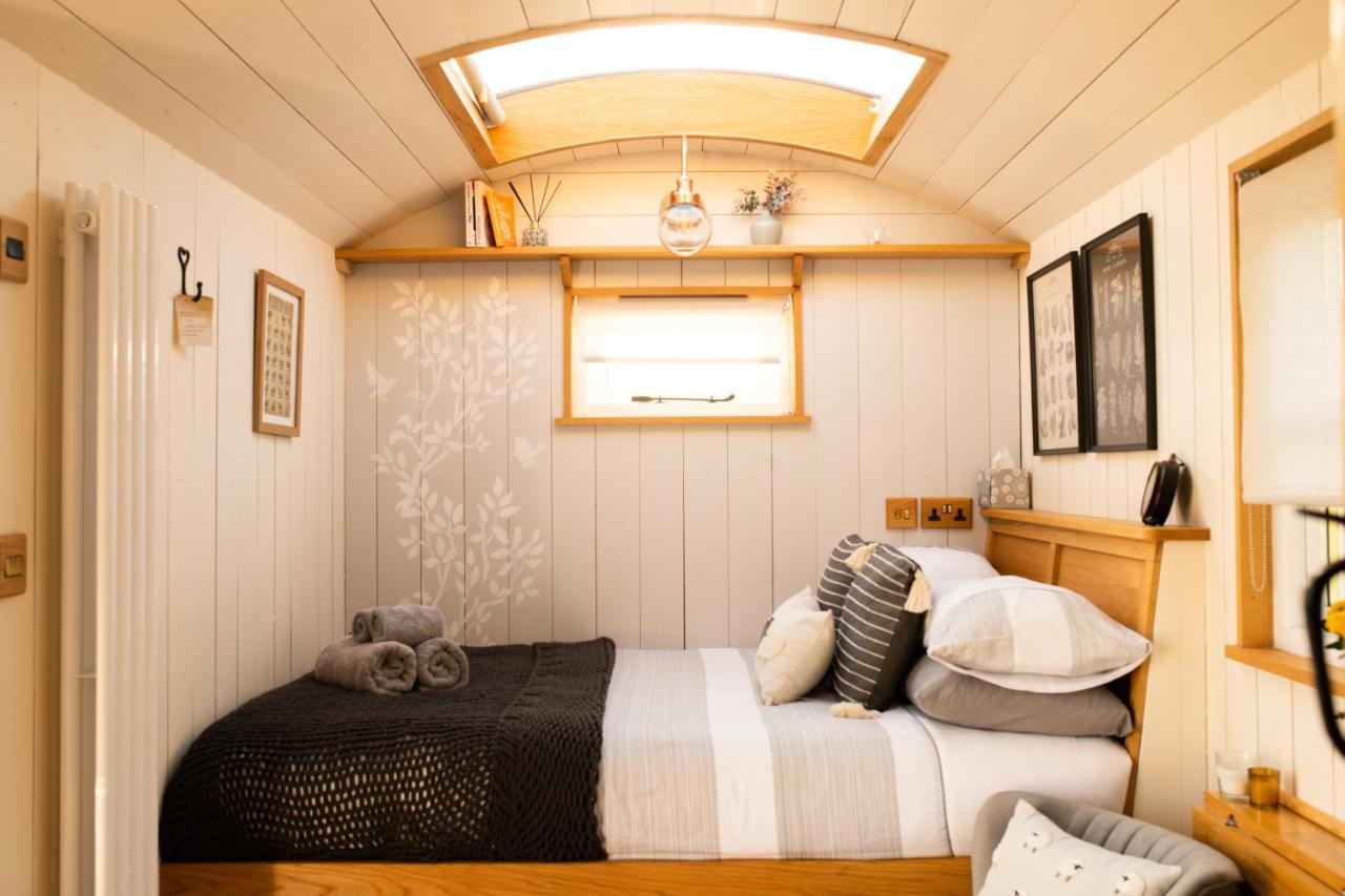 Harrys Hideout - Shepherd'S Huts At Harrys Cottages Pen-y-Clawdd Extérieur photo