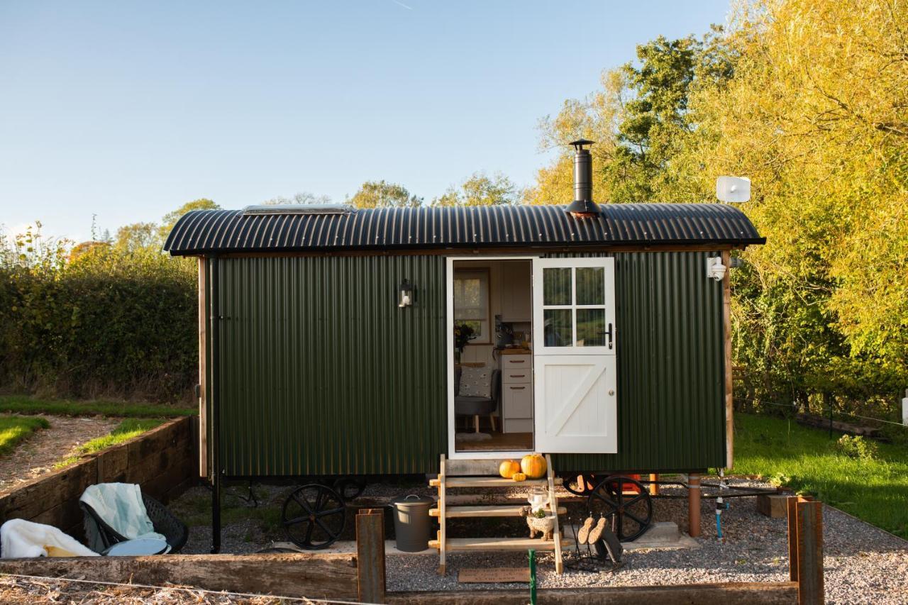 Harrys Hideout - Shepherd'S Huts At Harrys Cottages Pen-y-Clawdd Extérieur photo
