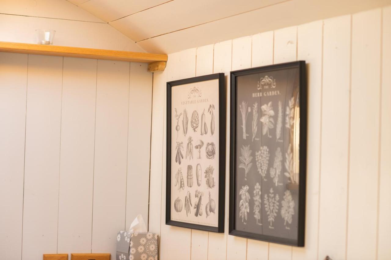 Harrys Hideout - Shepherd'S Huts At Harrys Cottages Pen-y-Clawdd Extérieur photo