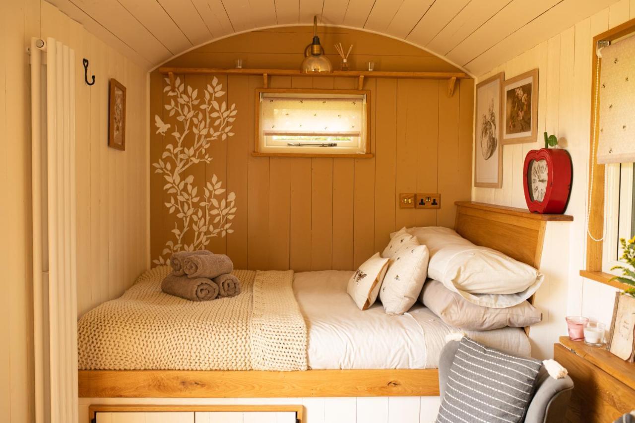 Harrys Hideout - Shepherd'S Huts At Harrys Cottages Pen-y-Clawdd Extérieur photo
