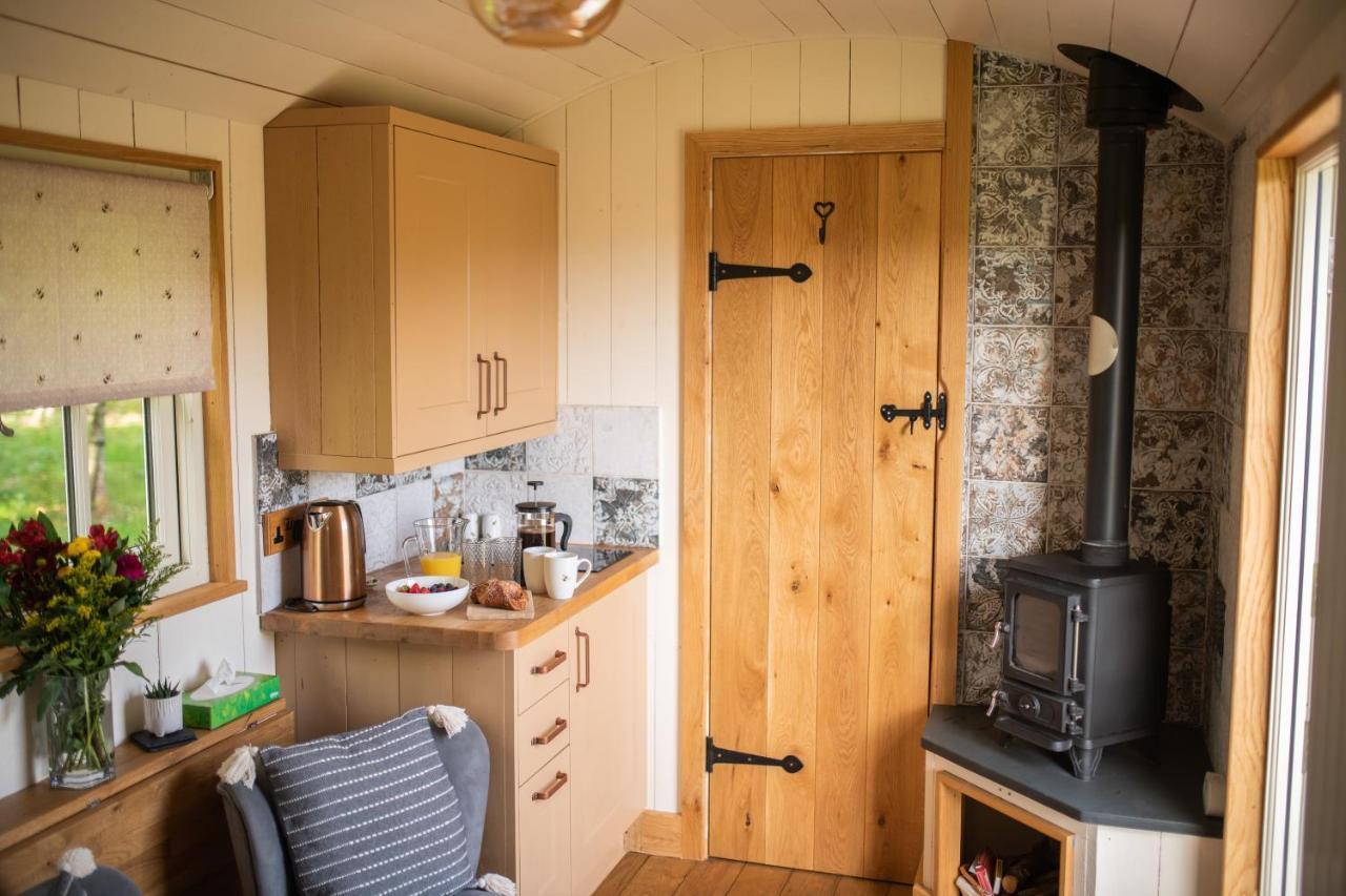 Harrys Hideout - Shepherd'S Huts At Harrys Cottages Pen-y-Clawdd Extérieur photo