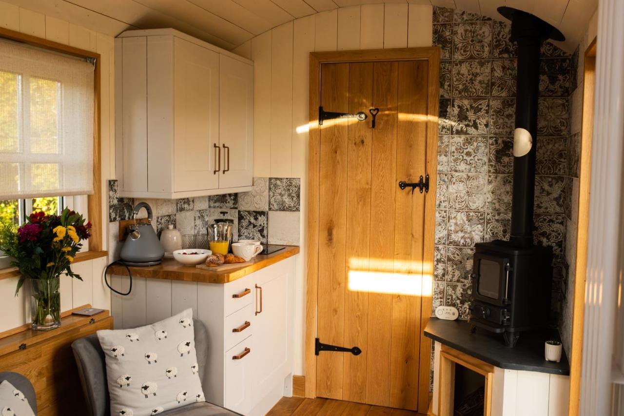 Harrys Hideout - Shepherd'S Huts At Harrys Cottages Pen-y-Clawdd Extérieur photo