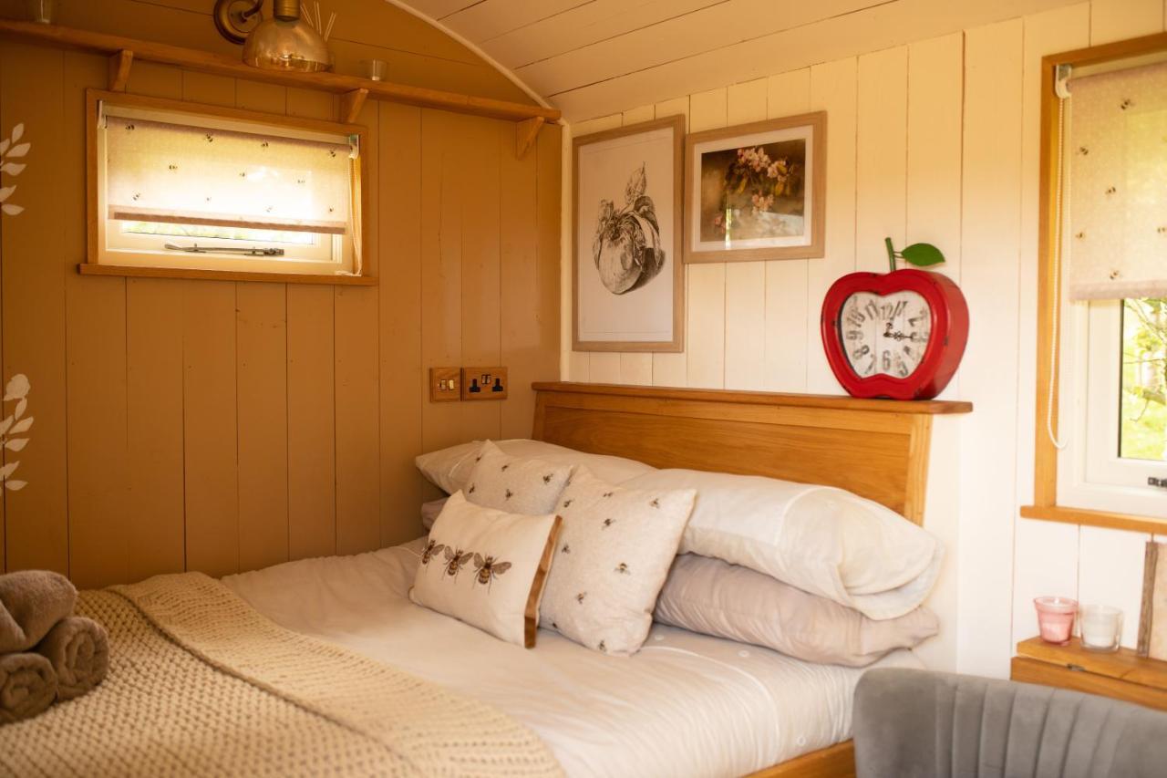 Harrys Hideout - Shepherd'S Huts At Harrys Cottages Pen-y-Clawdd Extérieur photo