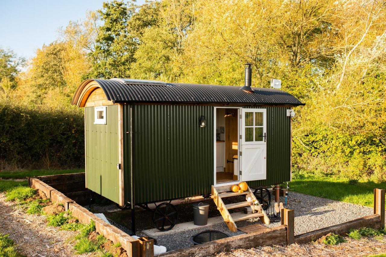 Harrys Hideout - Shepherd'S Huts At Harrys Cottages Pen-y-Clawdd Extérieur photo