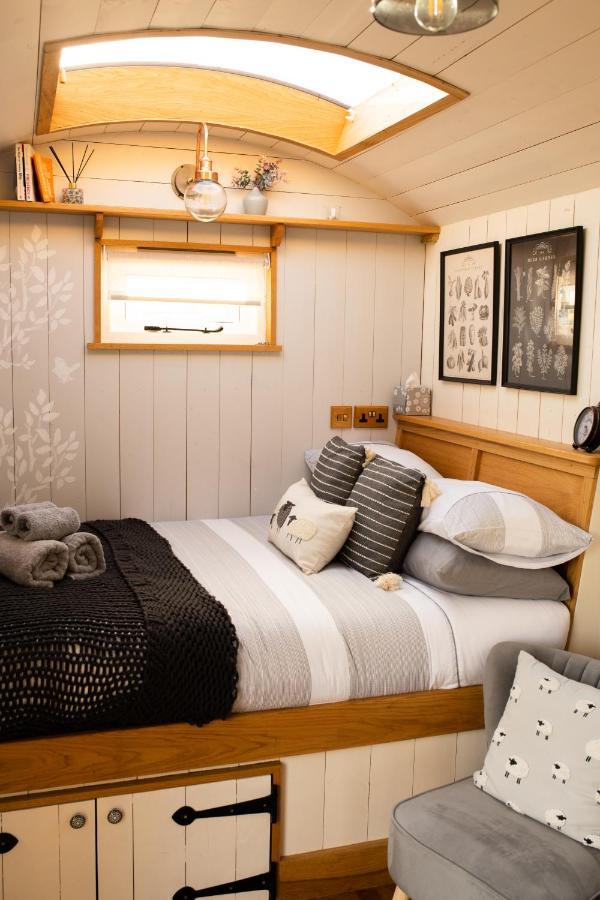 Harrys Hideout - Shepherd'S Huts At Harrys Cottages Pen-y-Clawdd Extérieur photo