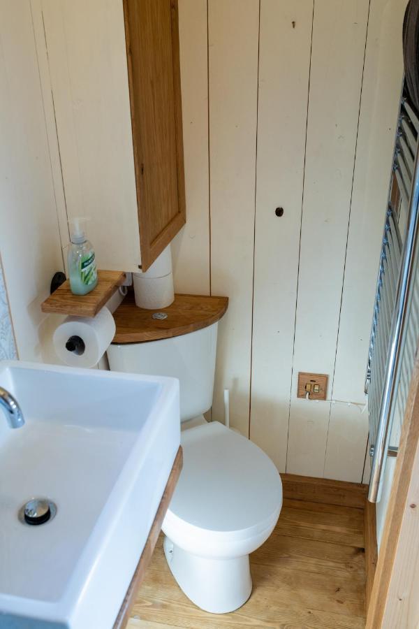 Harrys Hideout - Shepherd'S Huts At Harrys Cottages Pen-y-Clawdd Extérieur photo