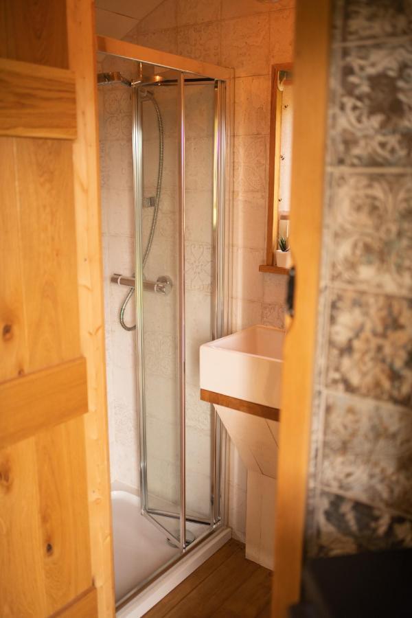 Harrys Hideout - Shepherd'S Huts At Harrys Cottages Pen-y-Clawdd Extérieur photo