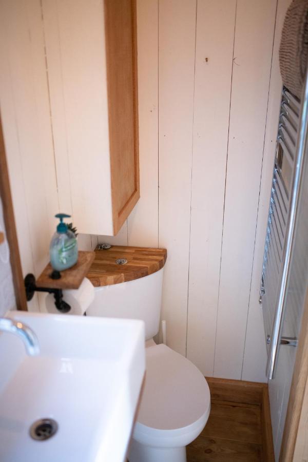 Harrys Hideout - Shepherd'S Huts At Harrys Cottages Pen-y-Clawdd Extérieur photo