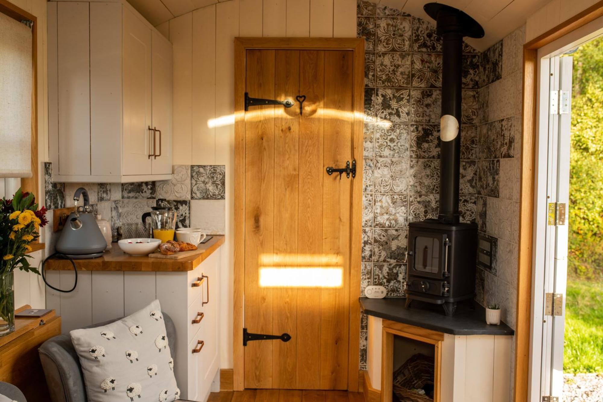 Harrys Hideout - Shepherd'S Huts At Harrys Cottages Pen-y-Clawdd Chambre photo